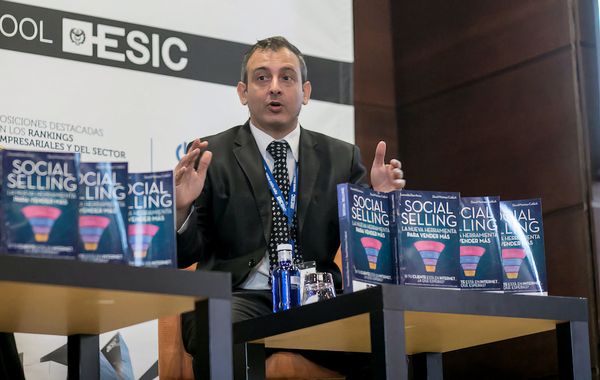 David M Calduch writer of books on social selling, LinkedIn and positive leadership.